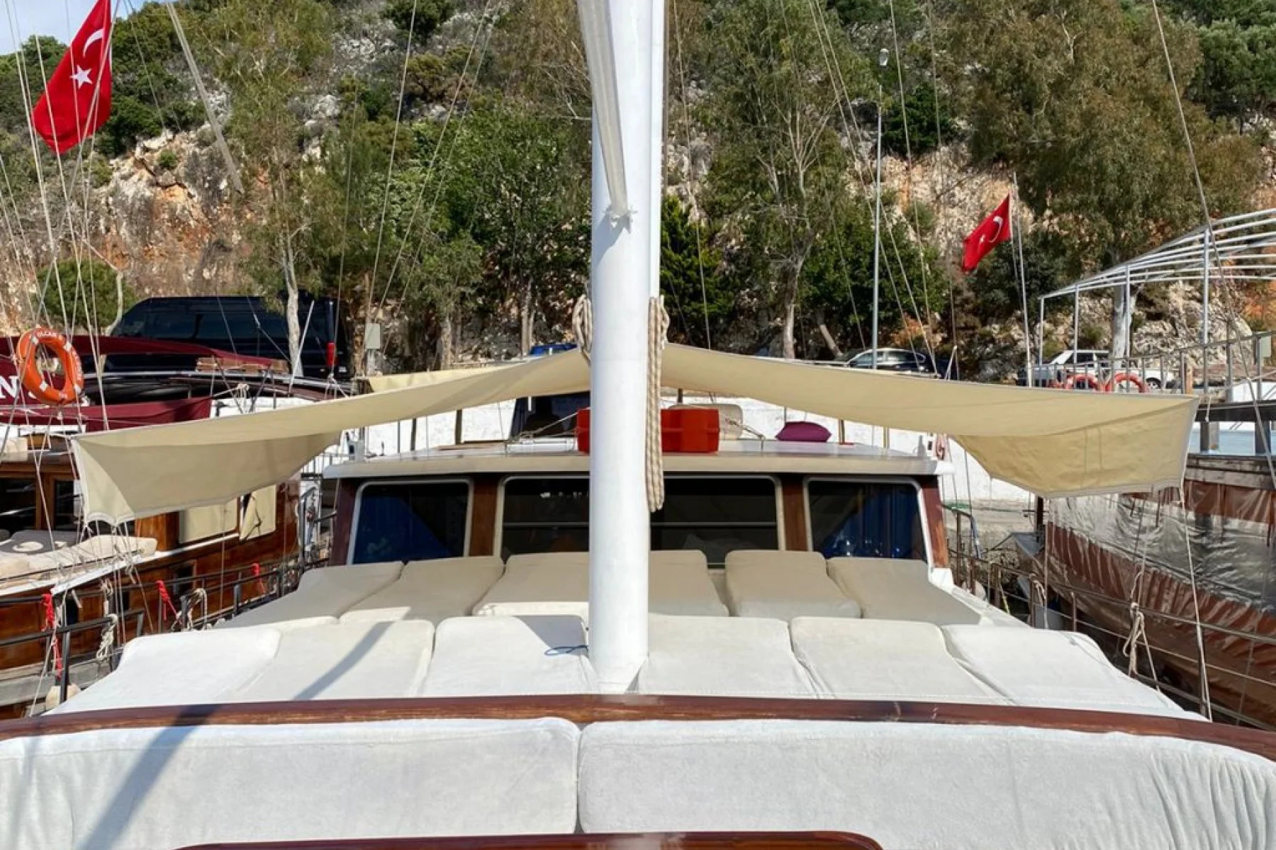 alt="demre gulet kiralama lüks tekne kabin içi"