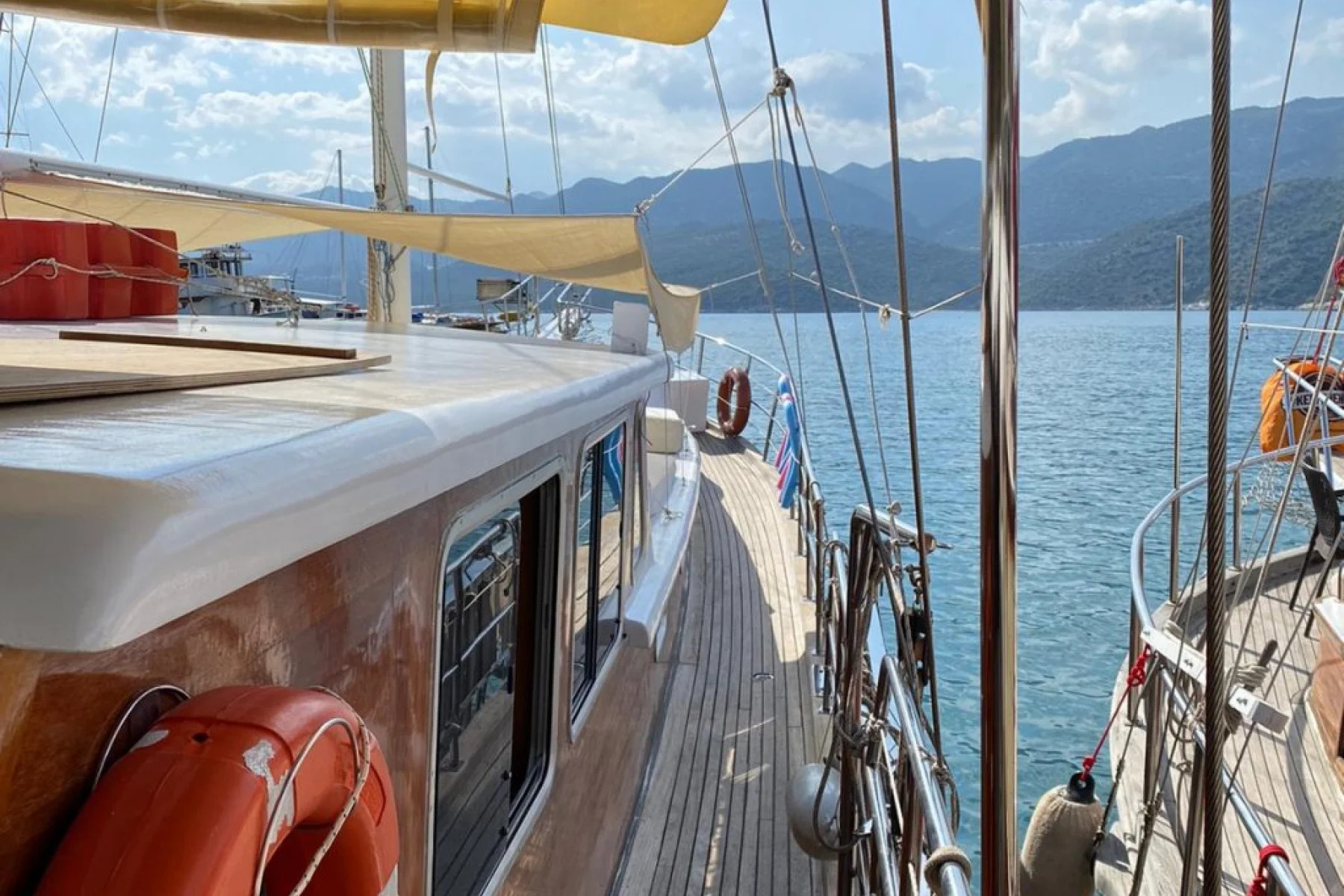 alt="demre gulet kiralama lüks tekne kabin içi"